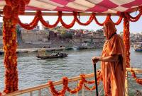 HH Swamiji and Yatri-s board 4 Bajra boats from Namo Ghat and depart for Raja Ghathi (26.03.2025)